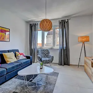 Lola App In Center, 4+1 Pax , Pula Kroatien